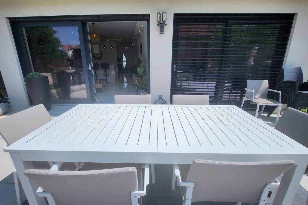 Suite Prestige Logement Neuf Avec Spa Et Ecran De Cinema En Rez De Jardin Colmar Exteriör bild