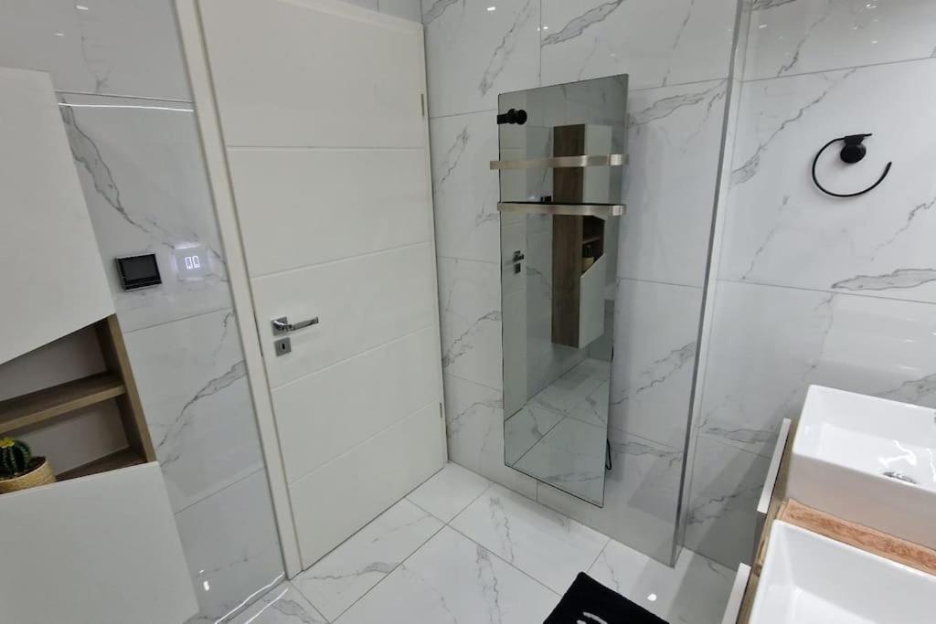 Suite Prestige Logement Neuf Avec Spa Et Ecran De Cinema En Rez De Jardin Colmar Exteriör bild