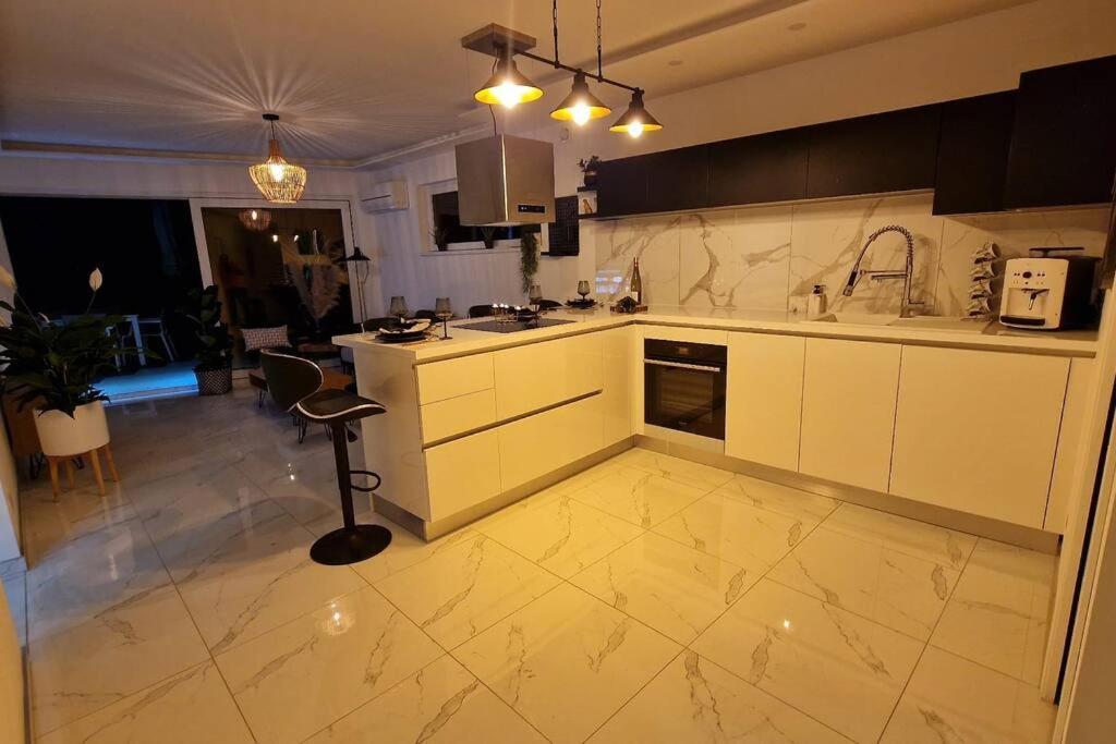 Suite Prestige Logement Neuf Avec Spa Et Ecran De Cinema En Rez De Jardin Colmar Exteriör bild